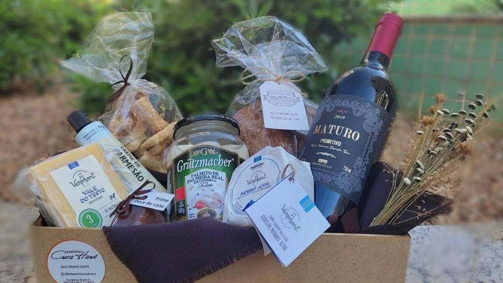 Cesta Dia dos Pais, do Empório Cuca Haus. Contém: Vinho 750ml ou cerveja 600ml, queijo Vale do testo, queijo Morro Azul, Pão Lá de Casa, bisnaga creme de queijo, torrada da casa, palmito Grütmacher e minidoce de leite Prime (R$ 199)