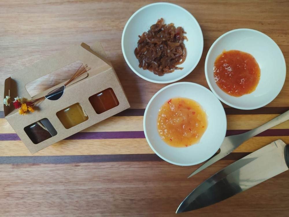 Kit de geleias para churrasco, da Geleias da Ana, na Vitrine Feira Autoral. Sabores: pimenta, abacaxi com pimenta e o chutney de cebola roxa (R$ 30)