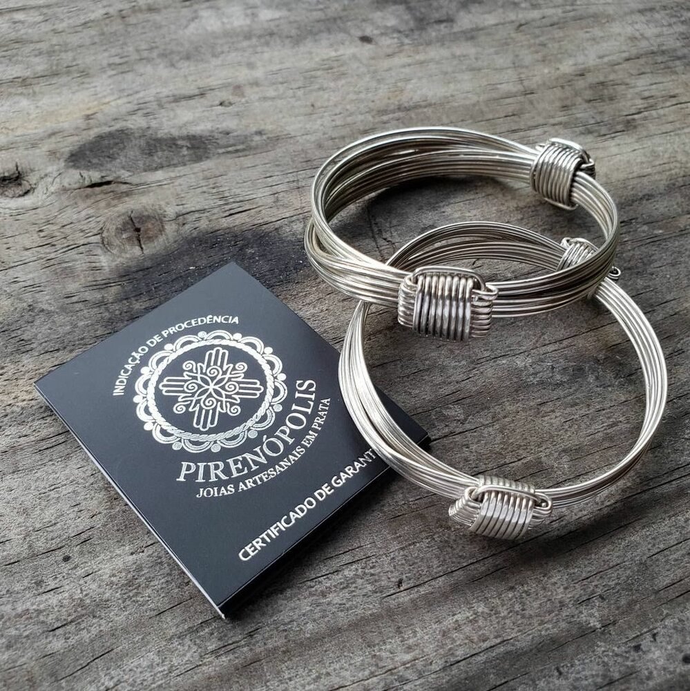 Pulseira Rabo de Elefante, da Magia da Prata, na Vitrine Feira Autoral. Feita com fios de prata 950, puxados à mão, com nós reguláveis para abrir e fechar. Modelo 8FG, com 8 fios, expansível de 18cm a 26 cm (R$ 720)
