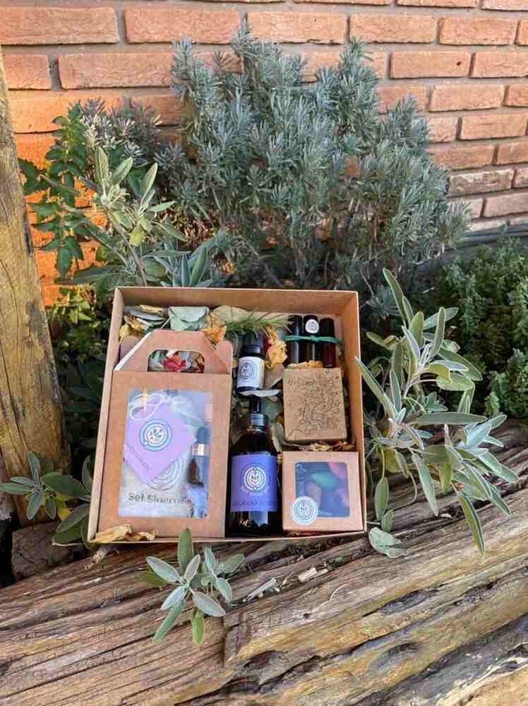 Cesta Pai Premium, da Setsinergia. Contém óleo massagem relaxante, óleo essencial do signo, sabonete fitoterápico, kit Rescue 3 roll-ons, kit INspiração, porta-incenso Back Flow e cinco incensos (R$ 486)