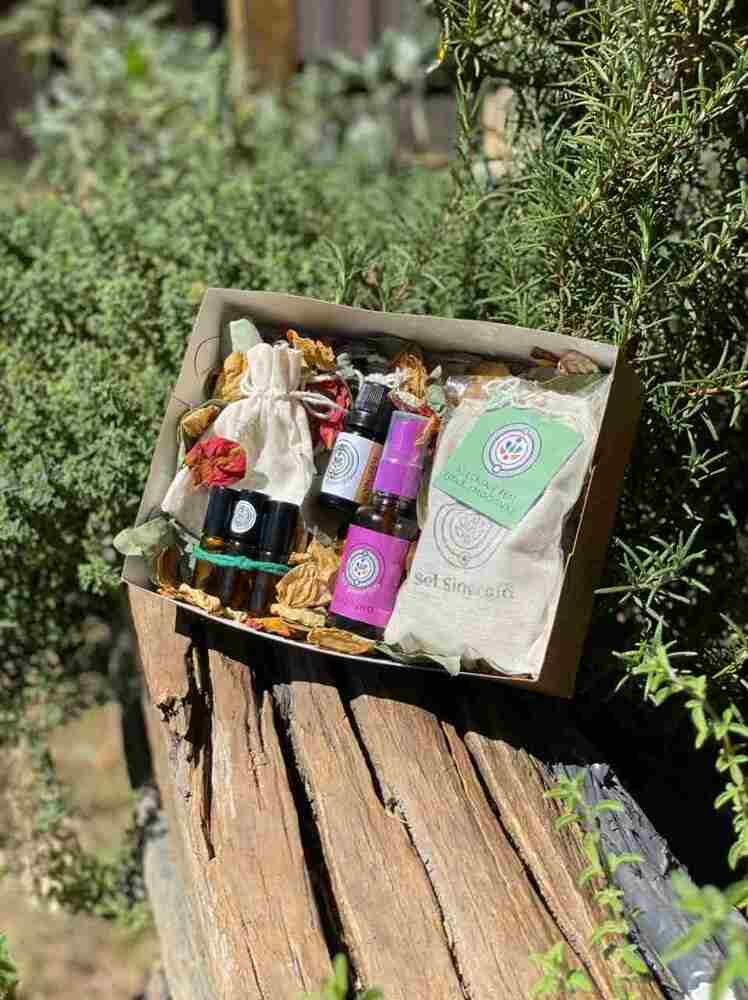 Cesta Pai Essencial, da Setsinergia. Contém óleo do signo, sinergia soninho spray, kit Rescue 3 roll-ons, banho de ervas (R$ 234)