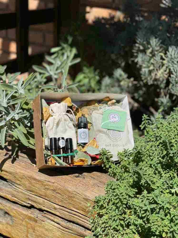 Cesta Pai Petit, da Setsinergia. Contém kit Rescue 3 roll-ons, saquinho do kit, banho de ervas e óleo do signo (R$ 180)