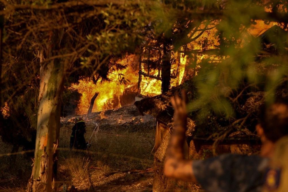 Incêndios diminuem na Grécia, onde já queimaram 100.000 hectares em duas semanas