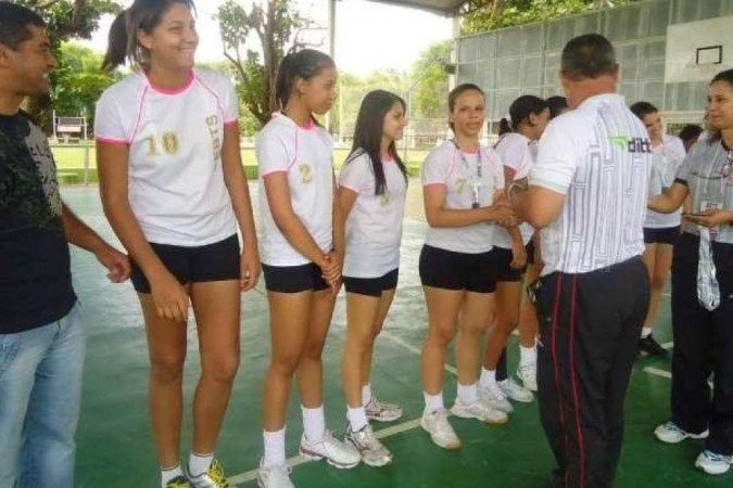 Foto da participa&ccedil;&atilde;o de Pati (a mais alta) no Jogos Escolares de Minas Gerais (JEMG), onde foi descoberta