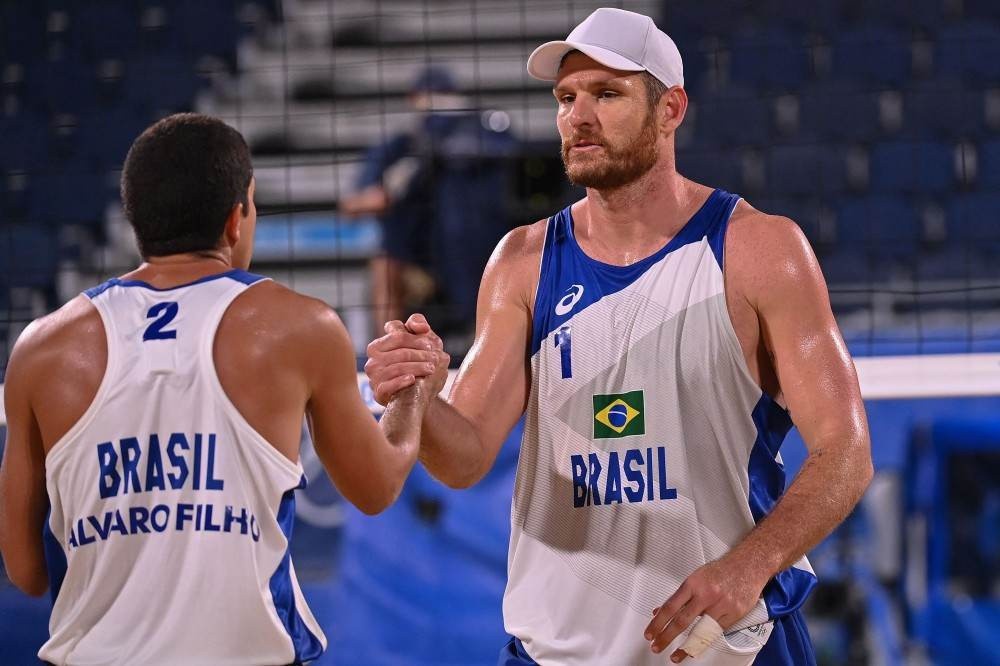 Alison e Álvaro vencem mexicanos e avançam para as quartas de final