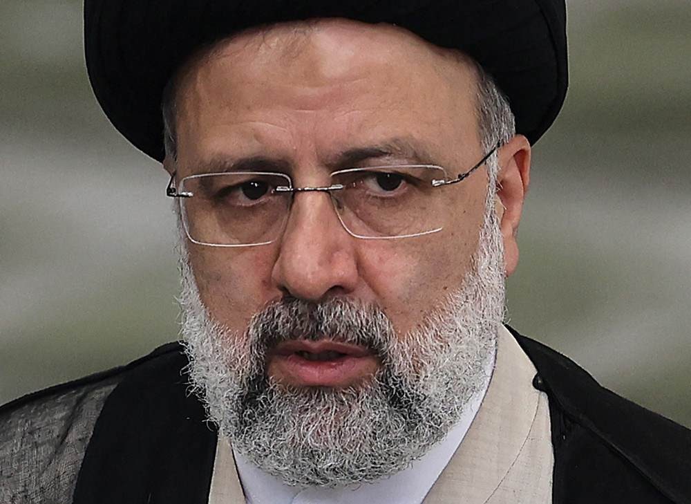 Ultraconservador Ebrahim Raisi toma posse como presidente do Irã