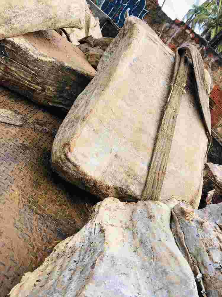 Dez caixas misteriosas aparecem em praia de Salvador. Material encontrado pela empresa de limpeza urbana da capital da Bahia faz parte de uma série de objetos que surgem na costa do Nordeste desde 2018.