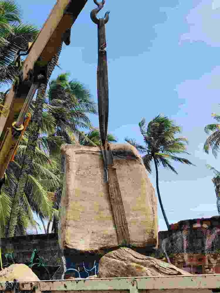 Dez caixas misteriosas aparecem em praia de Salvador. Material encontrado pela empresa de limpeza urbana da capital da Bahia faz parte de uma série de objetos que surgem na costa do Nordeste desde 2018.