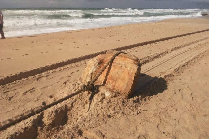 Dez Caixas Misteriosas Aparecem Em Praia De Salvador