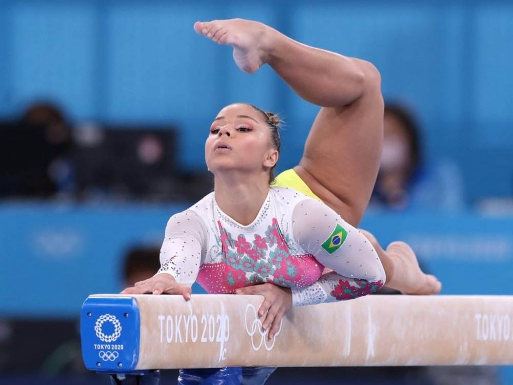 Flávia Saraiva se desequilibra, quase cai e fica sem medalha na final da trave