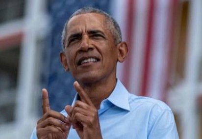 (FILES) In this file photo former US President Barack Obama speaks at a Biden-Harris drive-in rally in Orlando, Florida on October 27, 2020. Barack Obama has scaled back plans for a big 60th birthday party this weekend, paring down a guest list of the rich and famous numbering in the hundreds due to the spread of the Delta variant of the coronavirus, a spokeswoman said August 4, 2021. 'The outdoor event was planned months ago in accordance with all public guidelines and Covid safeguards in place,' Hannah Hankins said in a statement issued a day after the planned bash drew criticism, mainly from conservatives. (Photo by Ricardo ARDUENGO / AFP) -  (crédito: AFP)