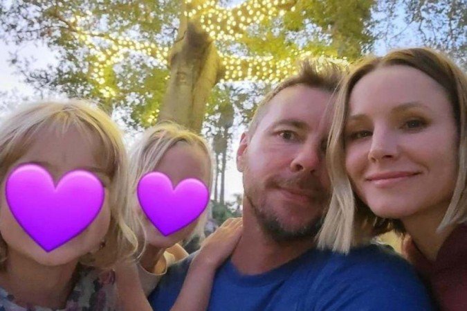 Kristen Bell, o marido, Dax Shepard eas filhas Lincoln e Delta, com os rostos escondidos por emojis - (crédito: Kristen Bell/Instagram/Reprodução) Kristen Bell, o marido, Dax Shepard eas filhas Lincoln e Delta, com os rostos escondidos por emojis - (crédito: Kristen Bell/Instagram/Reprodução)