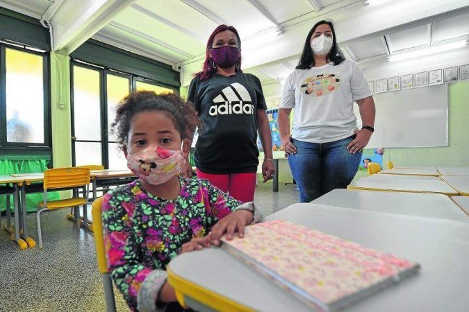 Patrícia (à frente), com a avó Maria Dalvanete (E) e a professora Beatriz, em inauguração de colégio no Areal - (crédito: Ed Alves/CB/D.A Press) Patrícia (à frente), com a avó Maria Dalvanete (E) e a professora Beatriz, em inauguração de colégio no Areal - (crédito: Ed Alves/CB/D.A Press)