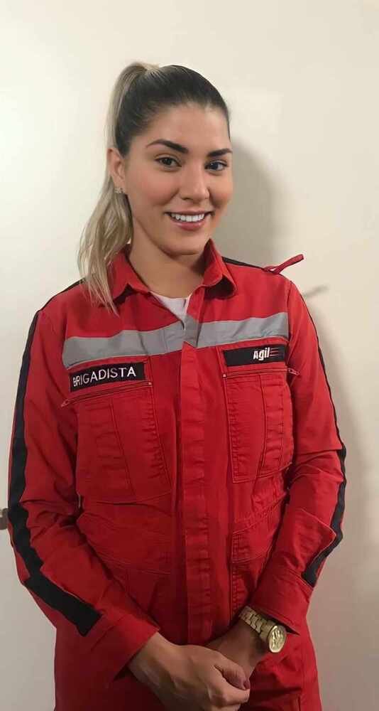 Profissionais mulheres que seguiram trabalhando na linha de frente da COVID -19. Karoline Lima, bombeira civil estava na linha de frente, teve o contrato de trabalho suspenso por 2 meses, enfrentou o medo do desemprego e depois o luto de perder a mãe para a covid.