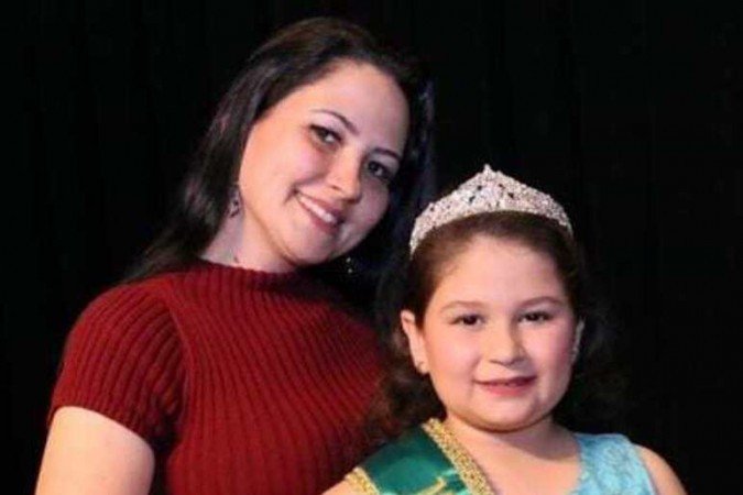 Andressa Morais, 36 anos, com a filha Milena, 12, que tem atrofia no antebra&ccedil;o e na m&atilde;o esquerda. A menina foi Miss Universo Infantil, em 2019, no Peru