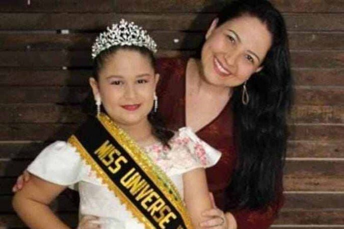 Andressa Morais, 36 anos, com a filha Milena, 12, que tem atrofia no antebraço e na mão esquerda. A menina foi Miss Universo Infantil, em 2019, no Peru