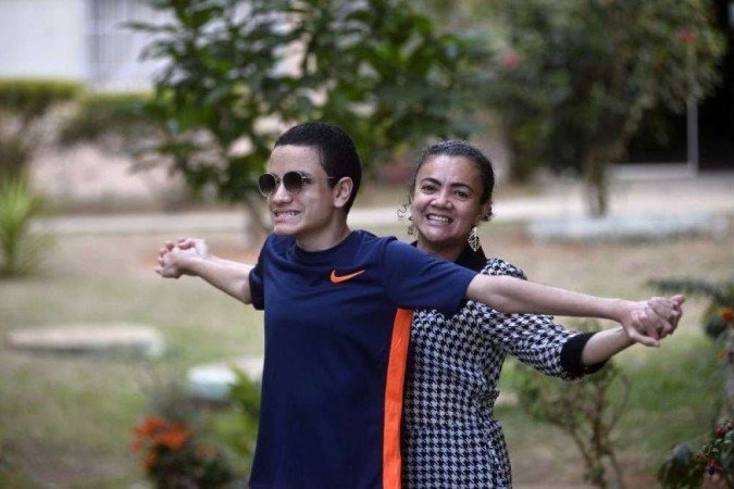 Janaína agendou a vacinação do filho deficiente visual, Luiz Eduardo, de 14 anos