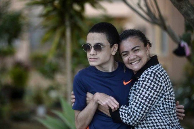 Janaína agendou a vacinação do filho deficiente visual, Luiz Eduardo, de 14 anos