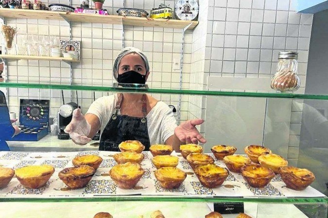 A vitrine de pastéis de nata convida o cliente a se deliciar com a iguaria