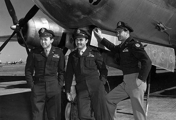  Theodore Van Kirk, o primeiro à esquerda, aparece em uma fotografia de agosto de 1945 ao lado da tripulação do Enola Gay