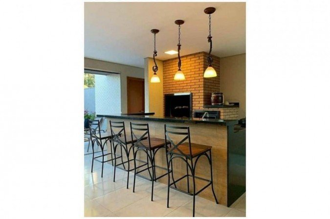 As lumin&aacute;rias devem ter o foco nas bancadas para n&atilde;o projetar sombra naquele que est&aacute; preparando o alimento 