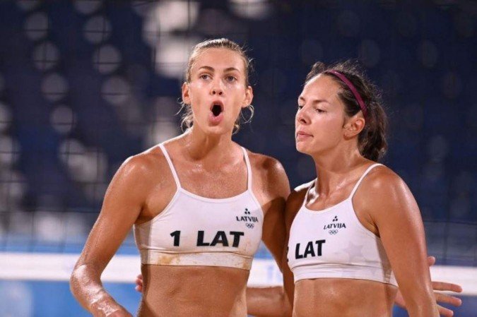 Tina Graudina e Anastasija Kravcenokain, da Letônia, durante o vôlei de praia nos Jogos Olímpicos de Tóquio-2020