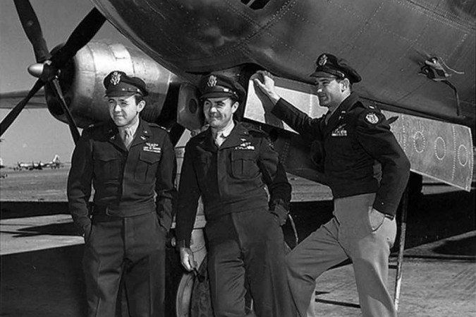  Theodore Van Kirk, o primeiro à esquerda, aparece em uma fotografia de agosto de 1945 ao lado da tripulação do Enola Gay
