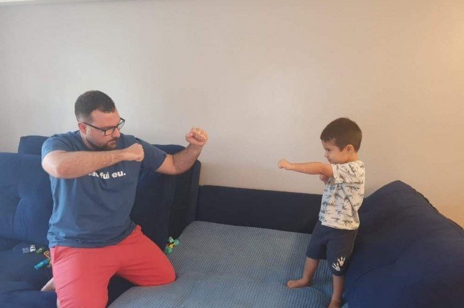 Luiz Ricarte adora brincar de "lutinha" com o pequeno Rafael: contação de histórias todas as noites, antes de dormir   
