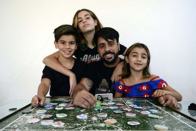 Eduardo Benon está sempre apresentando aos filhos, Marina, Théo e Estela, os brinquedos de sua época de infância - (crédito: Marcelo Ferreira/CB/D.A.Press) Eduardo Benon está sempre apresentando aos filhos, Marina, Théo e Estela, os brinquedos de sua época de infância - (crédito: Marcelo Ferreira/CB/D.A.Press)