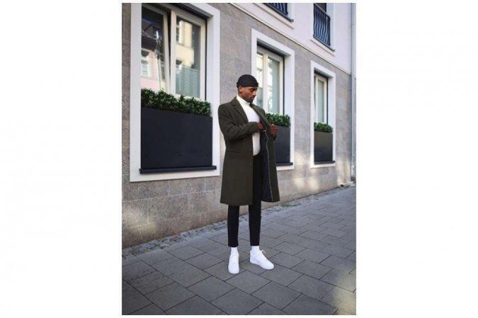 Nesta produção que é a cara do inverno, o gorro e o tênis branco garantem um ar descontraído, que remete ao streetwear. A jaqueta alongada combinada com a calça no comprimento cropped contribui para deixar o estilo mais elegante  