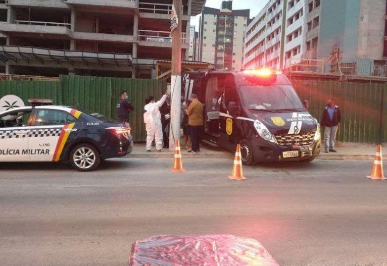 Carro do IML retira corpo da vítima da construção