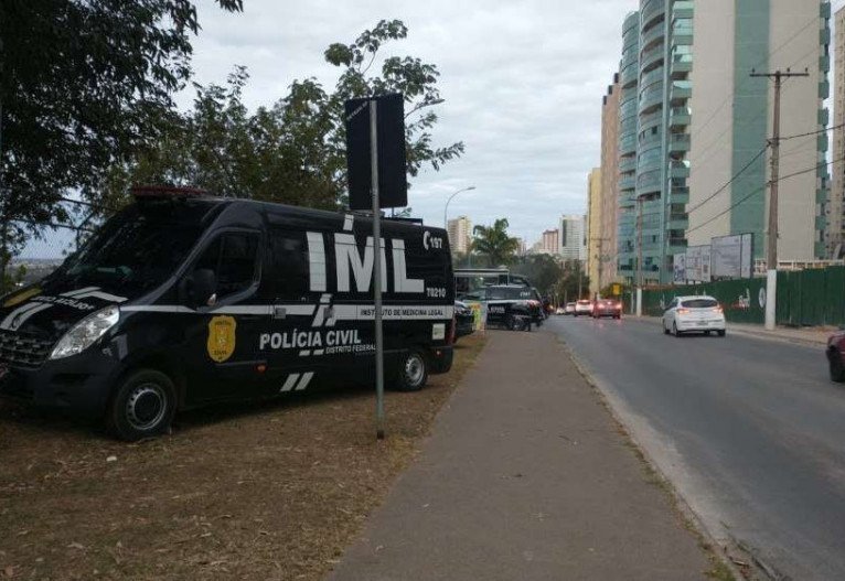 Carro do IML retira corpo da vítima da construção