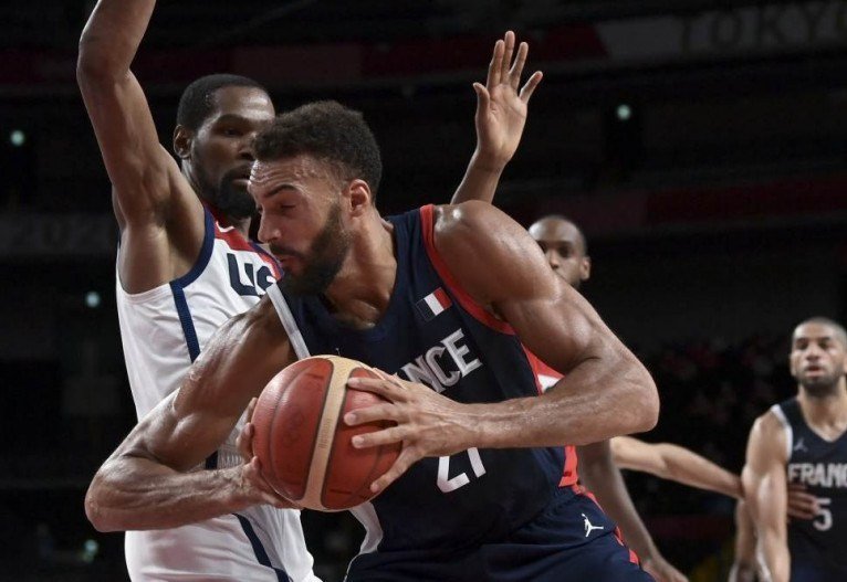 Final olímpica do basquete entre Estados Unidos e França