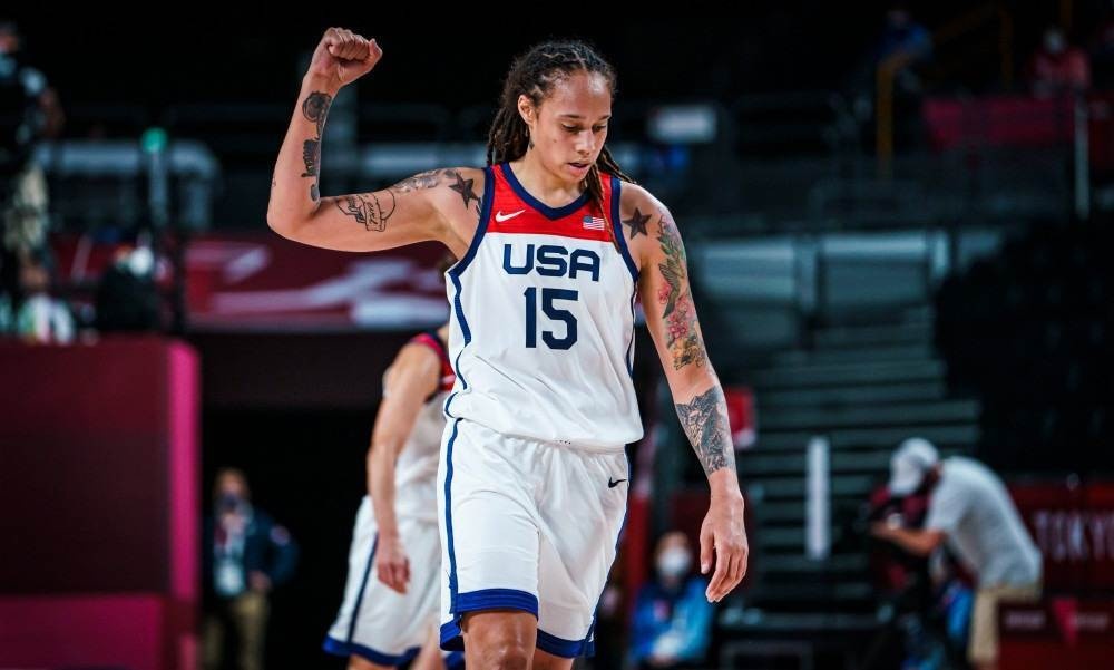 Uma das tradições do time de futebol americano da Universidade de Iowa foi  feita pelo time de basquete feminino em jogo beneficente que…