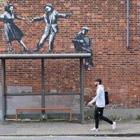 Obra com as características de Banksy em Great Yarmouth, na costa leste da Inglaterra: anonimato é válido -  (crédito: JUSTIN TALLIS)