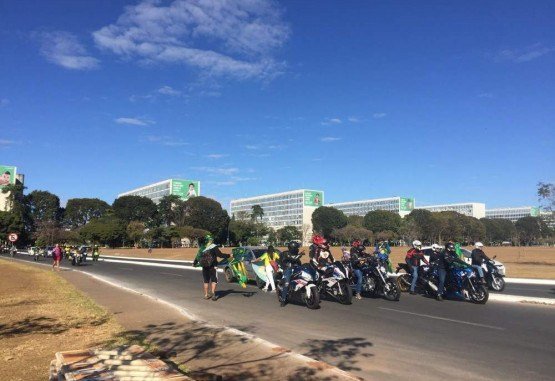 Motoqueiros começam a se reunir na Esplanada dos Ministérios para acompanhar a motociata convocada pelo presidente Jair Bolsonaro.