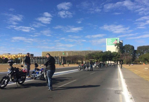 Motoqueiros começam a se reunir na Esplanada dos Ministérios para acompanhar a motociata convocada pelo presidente Jair Bolsonaro.
