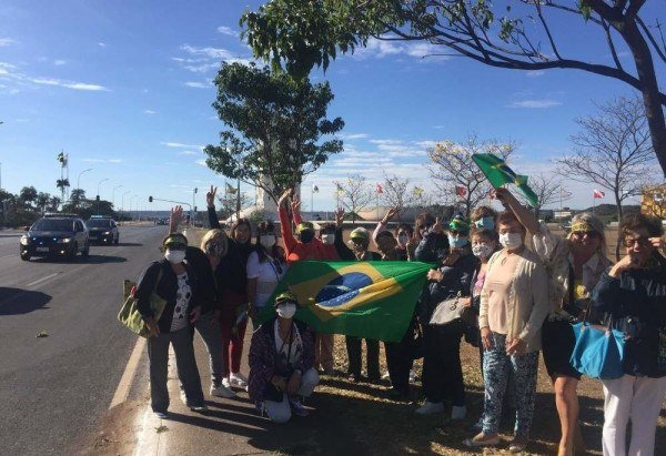 Grupo de senhoras do estado de So Paulo, apoiadoras do presidente Jair Bolsonaro, fizeram questo de comparecer a motociata na tentativa de ver o presidente. 