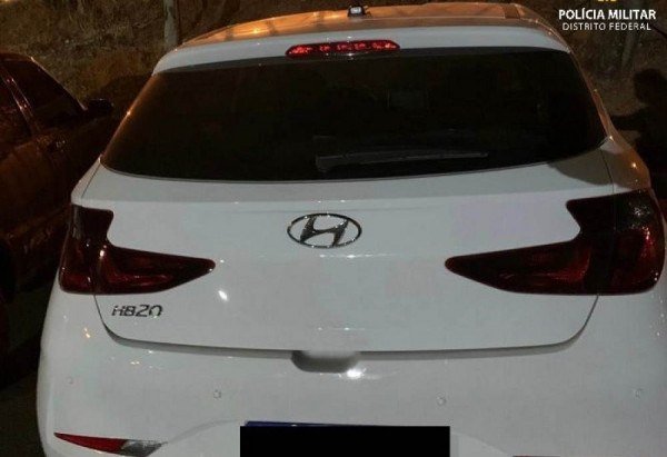 Carro recuperado após o roubo em Samambaia Sul. 