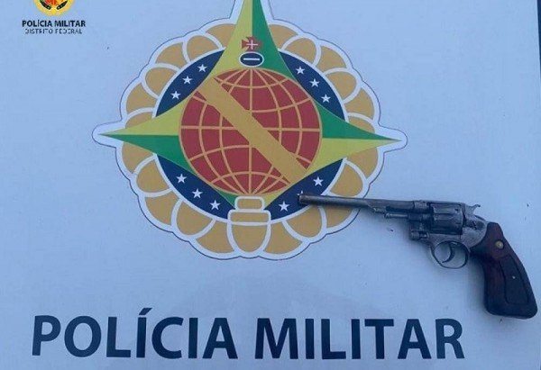 Arma aprendida após assalto em Samambaia Sul. 