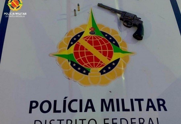 Arma aprendida após assalto em Samambaia Sul. 