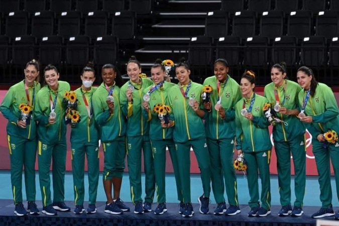 Brasil perde para EUA na final e fica com a prata no vôlei feminino