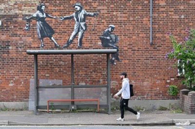 Obra com as características de Banksy em Great Yarmouth, na costa leste da Inglaterra: anonimato é válido -  (crédito: JUSTIN TALLIS)