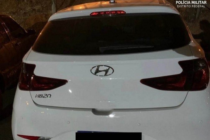 Carro recuperado após o roubo em Samambaia Sul. - (crédito: Divulgação/ PMDF) Carro recuperado após o roubo em Samambaia Sul. - (crédito: Divulgação/ PMDF)