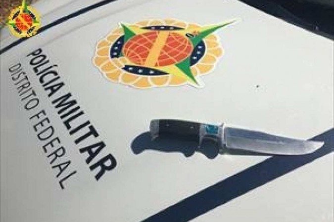 Os policiais militares apreenderam a faca que estava com o suspeito - (crédito: PMDF/Divulgação) Os policiais militares apreenderam a faca que estava com o suspeito - (crédito: PMDF/Divulgação)