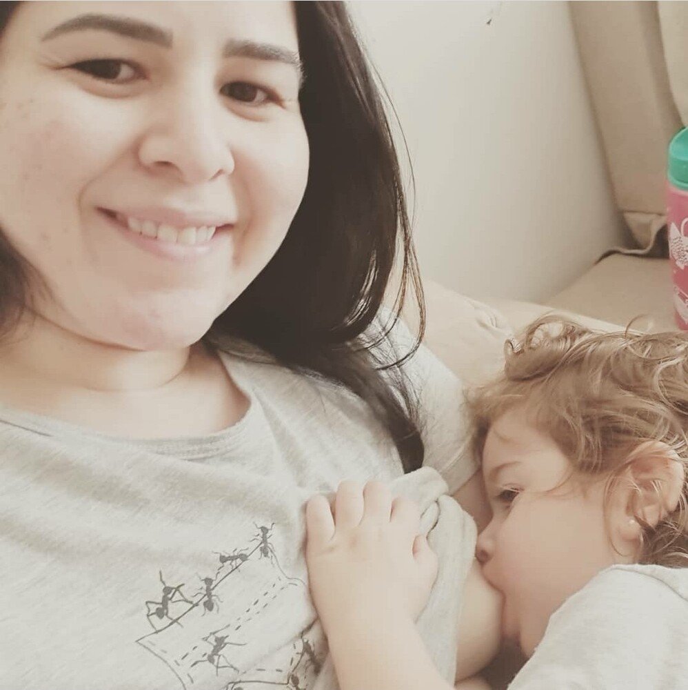 A pediatra vive na pele os benefícios da amamentação prolongada: ela pretende continuar o processo alimentício com a filha de dois anos