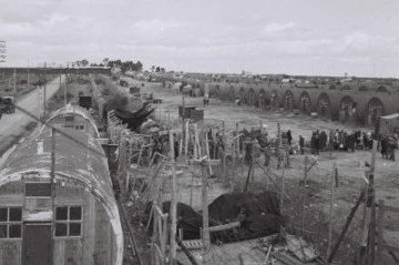Mais de 52 mil judeus foram detidos por soldados britânicos em campos no Chipre entre 1946 e 1949. Uma foto de 10 de fevereiro de 1949 mostra alguns deles se preparando para deixar um desses campos, segundo o Yad Vashem -  (crédito: ELDAN DAVID)