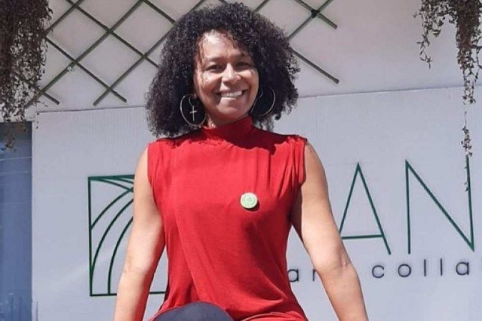 "Hoje mesmo o chefe colocou no grupo que está precisando de pessoas para vender, a mesma ocupação que a minha" Elionezio Araújo, auxiliar de vendas de medicamentos