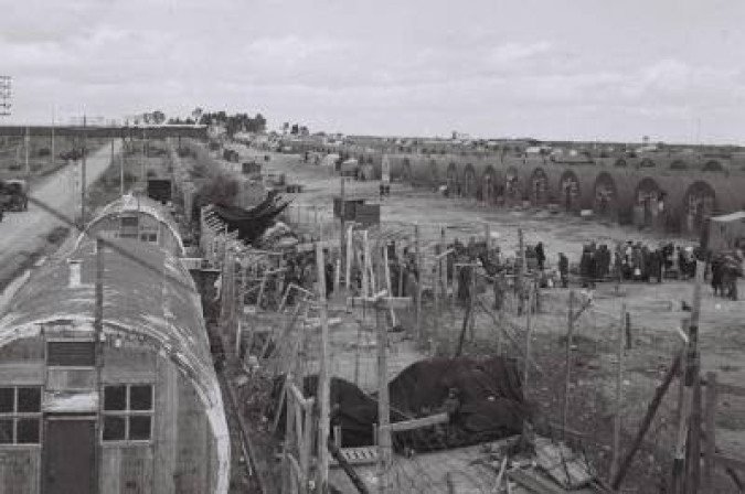 Mais de 52 mil judeus foram detidos por soldados britânicos em campos no Chipre entre 1946 e 1949. Uma foto de 10 de fevereiro de 1949 mostra alguns deles se preparando para deixar um desses campos, segundo o Yad Vashem - (crédito: ELDAN DAVID) Mais de 52 mil judeus foram detidos por soldados britânicos em campos no Chipre entre 1946 e 1949. Uma foto de 10 de fevereiro de 1949 mostra alguns deles se preparando para deixar um desses campos, segundo o Yad Vashem - (crédito: ELDAN DAVID)