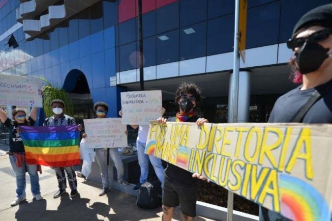 Pacientes de ambulatório LGBTQIA+ do HMIB protestam por regulamentação